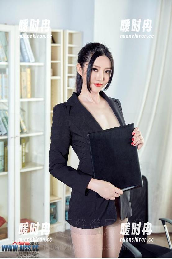 AISS爱丝(钻石版) - 松果儿这组最新照片，舌尖上的制服搭配吗？