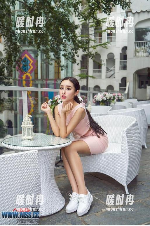 AISS爱丝(黄金版) - 不羁女孩索菲的写真：穿行的姿态有那么点儿反叛