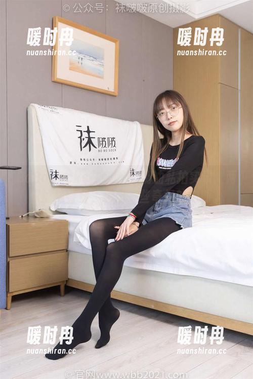 BoBoSocks袜啵啵 - 奶油私拍实录：两双丝袜叠穿，绘出一些奇怪的勾勒。