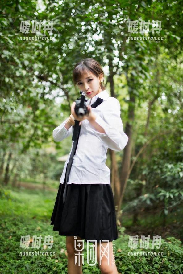 GIRLT果团网 - 黄歆苑的校服美图：真想问，你能不能认真点啊！