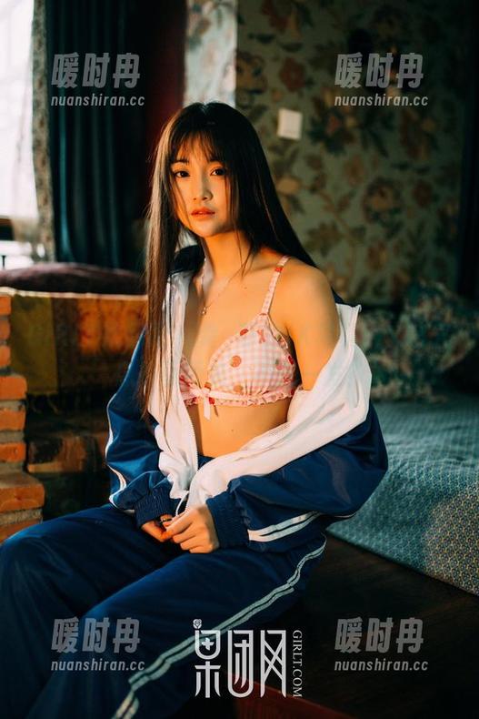 GIRLT果团网 - 龚玥菲的JK写真，文艺气息扑面而来，不来一发？