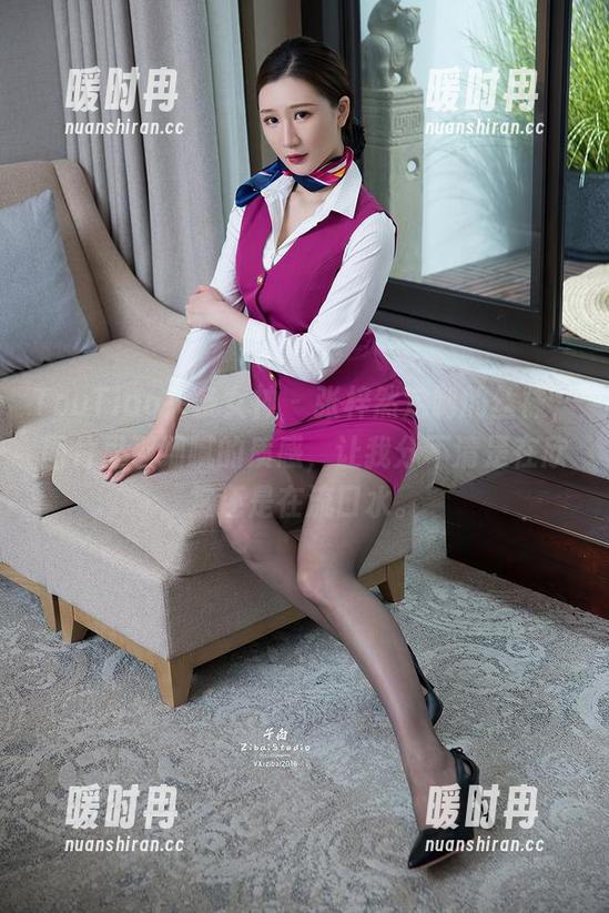 TouTiao头条女神 - 张梓然定制的丝袜，图片里那细腻的质感，让我分不清是在欣赏还是在流口水。