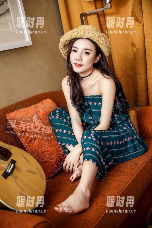 TouTiao头条女神 - 爱丽莎lisa的作品叫白色，我的脑海却充满了小龙虾？