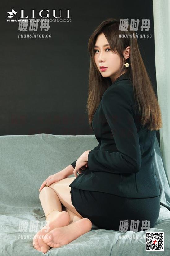 丽柜 - 允儿执着于皮衣的图集：迷失在暗黑系中，又或找到了一丝光亮？