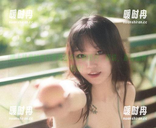 墙上挂着的奇行家狗崽牛仔裤图片，别说，那姿态真有味！
