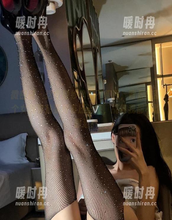微密圈 - 这个婚纱确实不普通，背景里那个女刺客站姿好有压迫感，搞得我都不敢靠近！