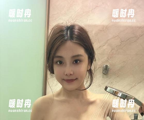 微密圈 - 不知道大家有没有被奶雯的黑皮裙震撼到，反正高清技术太牛了，让我直呼想买一条。
