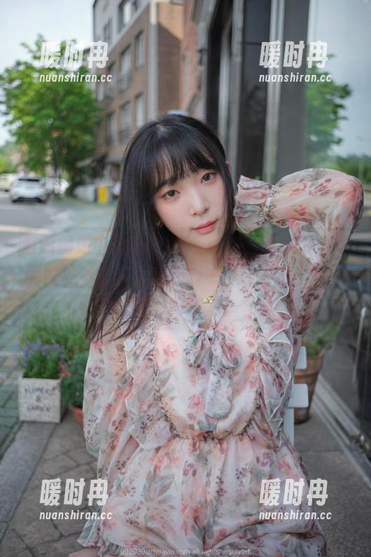 最新图册中的姜仁卿(강인경)，这可爱得恰到好处，让人不禁想咬一口（当然，这只是比喻啦）。