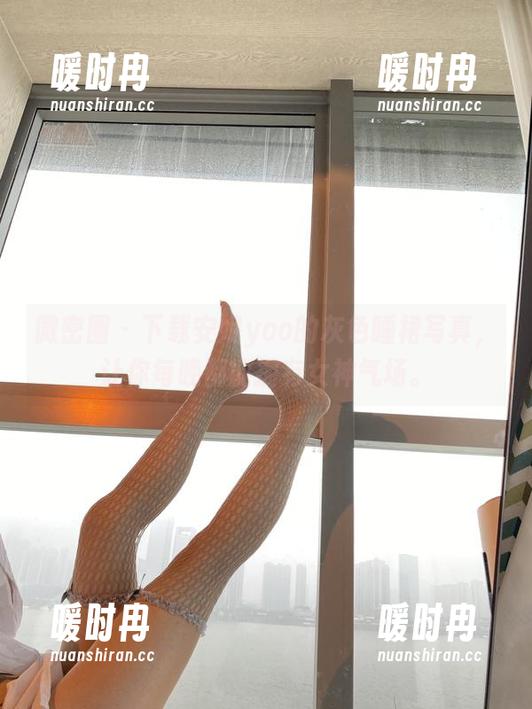 微密圈 - 下载安妮yoo的灰色睡裙写真，让你每晚都能拥有女神气场。