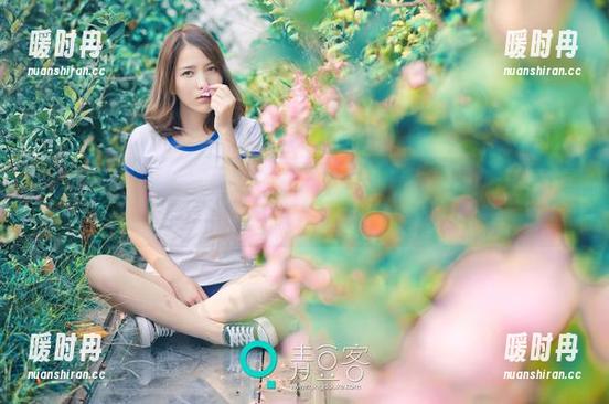 推女神 - 柠檬c_lemon在最新图集里“展示”连衣裙，萌到你像吃果冻