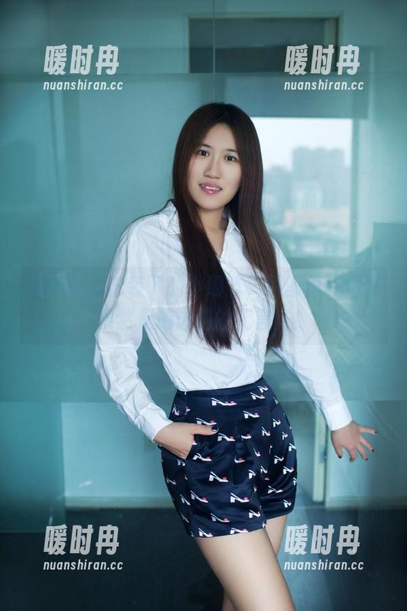 推女郎 - 泳装下的小细节，原图里的杨伊果然是游泳圈的代言人！