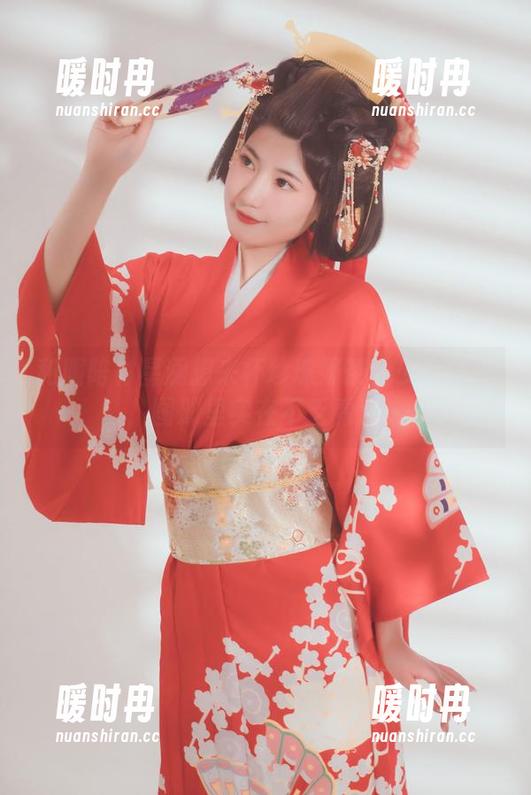 和服陪衬星澜想来杯珍珠奶茶的少女气息，图册里实在不乏看点。