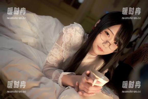私拍的泳装，晓美妈的好身材好像都在水里游来游去。