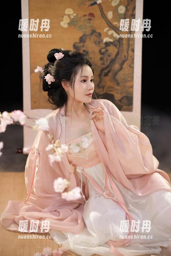 又一组免费写真——桃暖酱与台球的完美邂逅