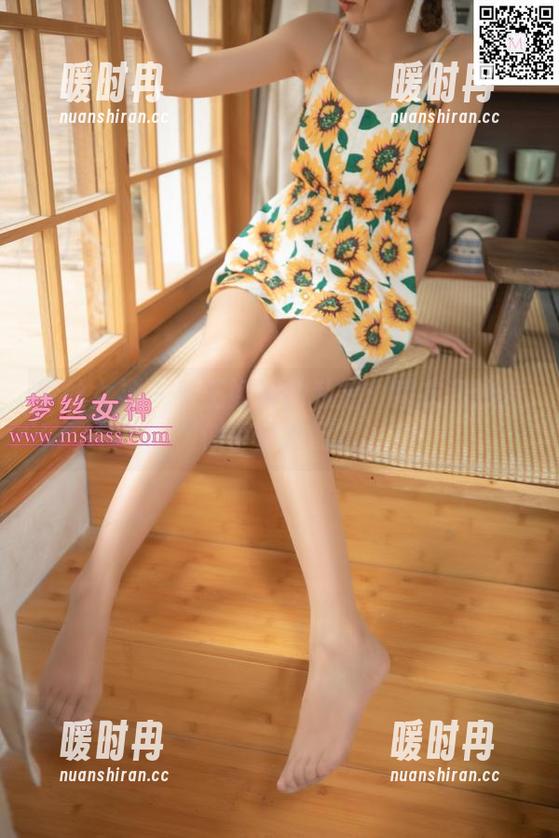 梦丝女神 - 看王娇娇的私拍：睡衣和沙发似乎是绝配？
