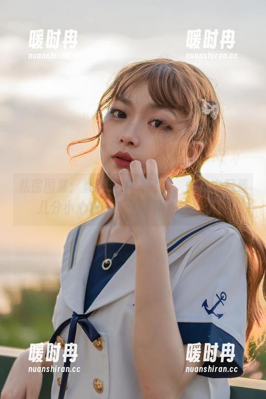 私房图集：梨瑾瑾的白衬衫，优雅中藏着几分小心机啊，这构图太巧妙了！