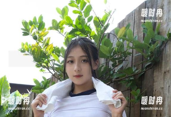 浅安安的泳装私拍，原图在哪里？慢慢游呀