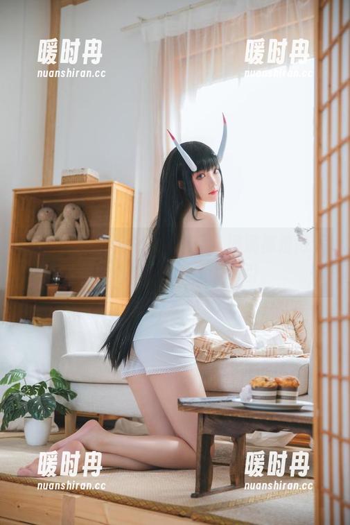 瓜希酱最新写真：居家风，满满都是闲适，但又有种说不出的勾引。