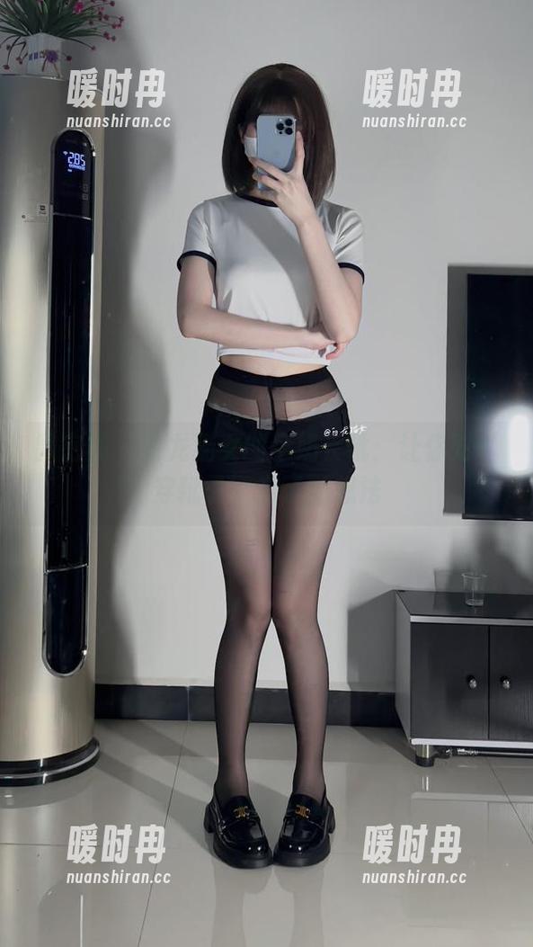 白龙猫女 微密圈 - 白龙猫女的牛奶长靴:让你对‘穿靴子’有了新想法