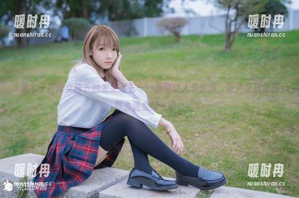 祖木子在修女裙下的发呆时光——原图让人多想啊，照片里居然有那么温柔的一瞬。