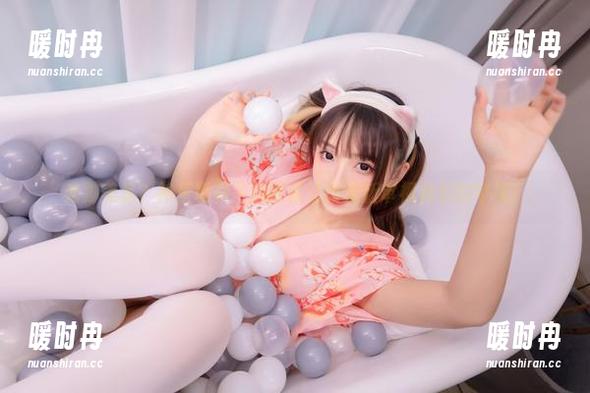 光脚美足？神乐坂真冬的图集让我重新审视我们的审美！