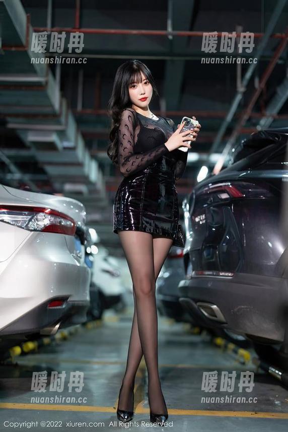 秀人网 - 一袭红色吊裙，杨晨晨在高清啦，画面中露出的婀娜身姿，穿得太有意思了！