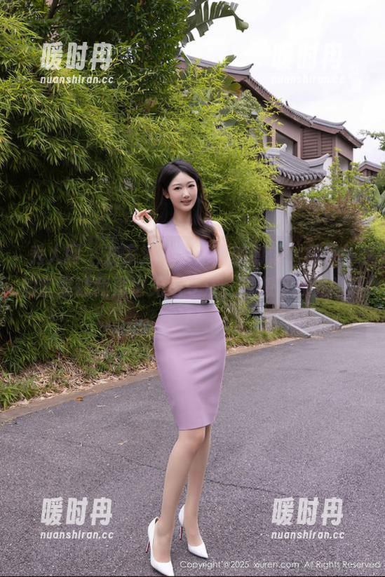 秀人网-林乐一 秀人网 - 在家深夜吃泡面的时候,林乐一的套装让我再也无法专注,真想下载先瞧瞧!