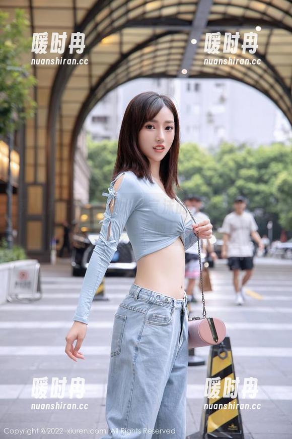 秀人网-言沫 秀人网 - 鸳鸯戏水?言沫的泳池美图可不止是水而已