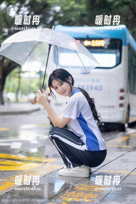 秀人网 - 雨儿baby的海边：分享她与浪的奇妙邂逅，嬉水不意外。