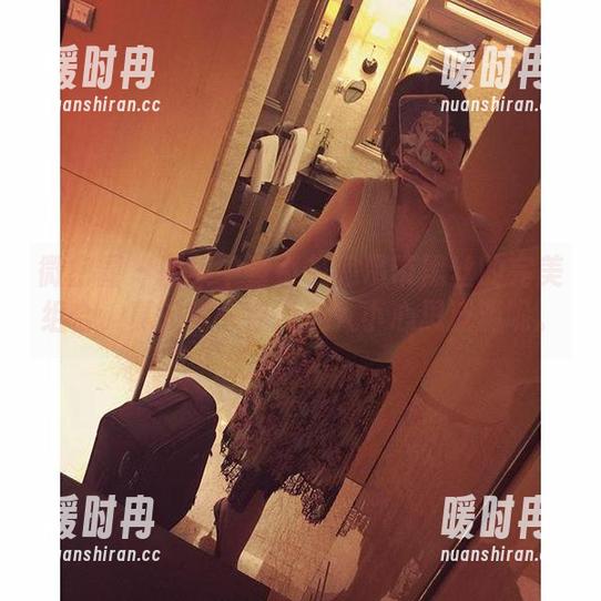 微密圈 - 图集中童小芯和吊带黑丝的完美组合，真的有一点点让人小心思泛滥呢。