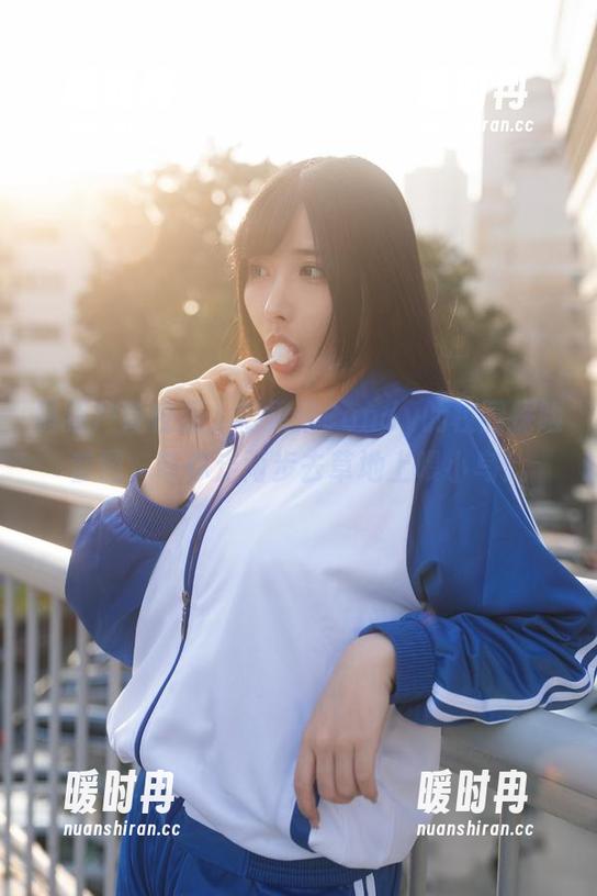 最新户外校服，糖果果Candy的校园探险套图，带你走两步去草地上喂小鸟！