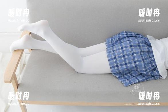 紧急企划 - 私拍合集中的见希w白丝黑丝小恶魔，脑海里不断回放，那姿态和眼神！