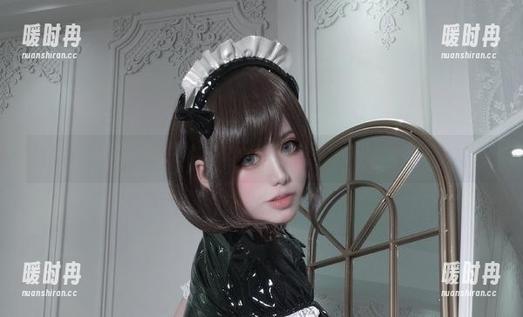 高清近观：芊川一笑MNK手握丝袜，身影宛如梦幻