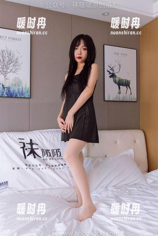 袜啵啵 - 小淳的私拍，皮衣装扮挤掉了我的双眼皮！