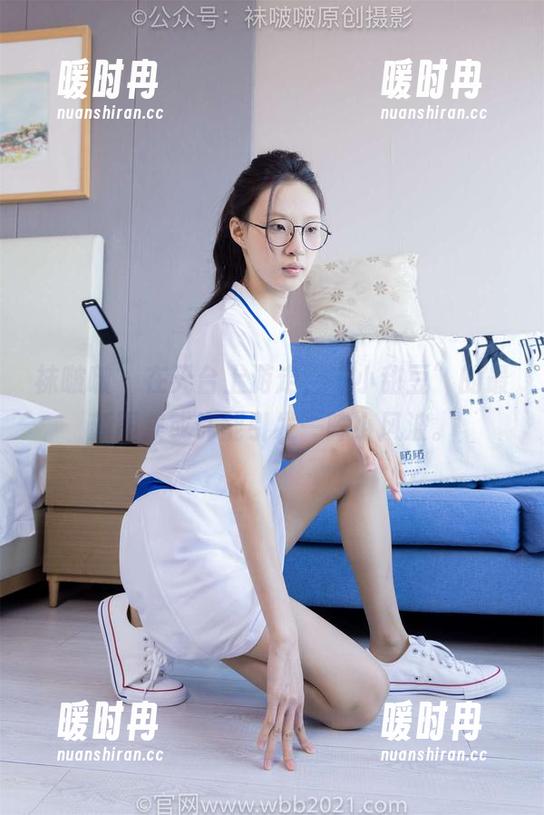 袜啵啵 - 在天台上游走，“小甜豆”的最新图集或许能引发一阵小风波。