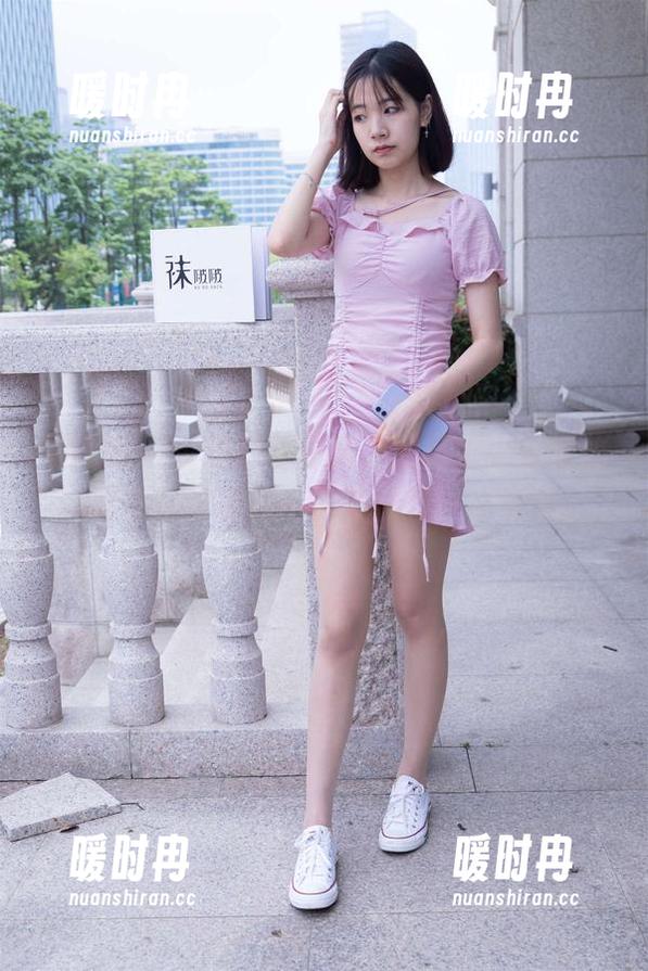 袜啵啵 - 小甜豆写真集，油亮脚尖透明款，高清得就像随时要流出来一样刺激。