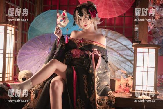 铁板烧鬼舞w太会玩了，这体操服在图片中飘逸得令人神往。