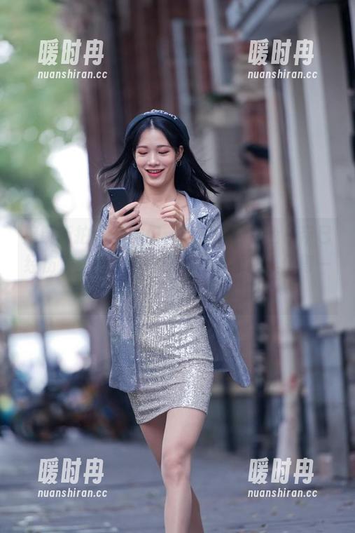 魔镜街拍-婷婷 魔镜街拍 - 姐妹们,婷婷穿的白色吊带已经伤了多少单身狗的心?美图图集值得一探究竟,黑丝搭配超撩!