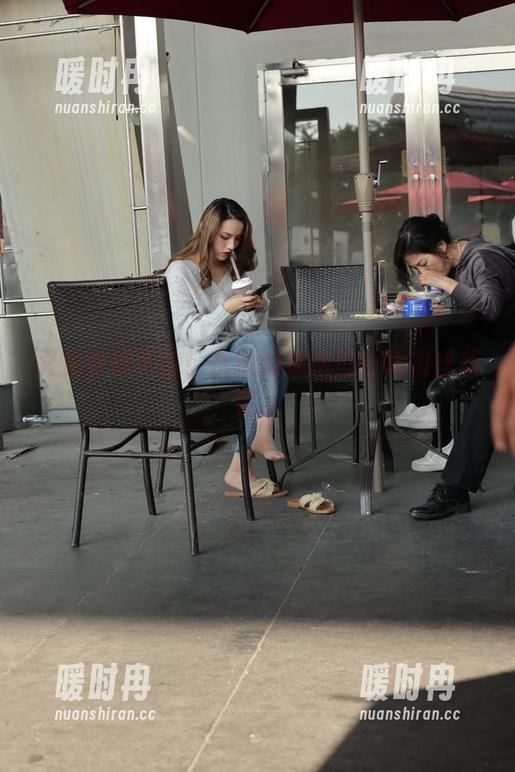 又见魔镜街拍！在线追踪这位纱裙肉丝美容。