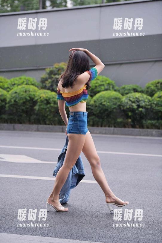 魔镜街拍精选制服长腿美女套图，坐等腿展的目光扑面而来，一点也不藏着掖着
