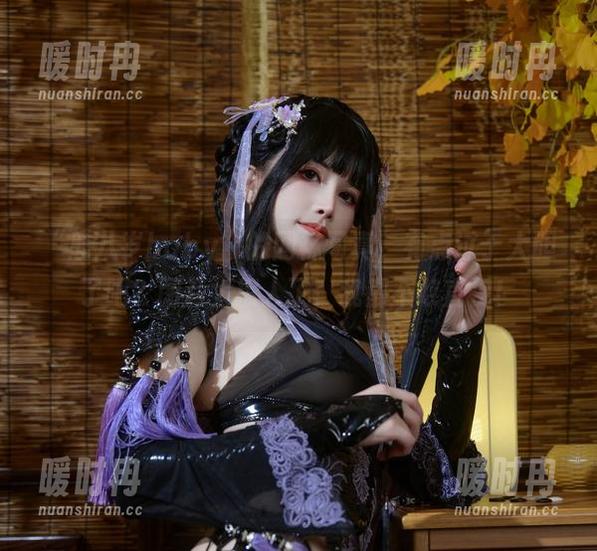 “鹿八岁baby”的网袜写真，有点过于大胆了吧？图片太撩人了，我都不敢直视！